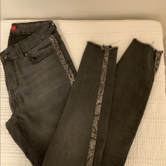 SOLD- 2/$60- Jennifer Lopez Women’s Jeans - Picture 6 of 6